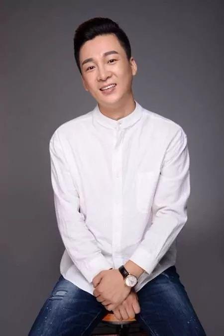 杨帆最新动态，自然美景中的歌声之旅